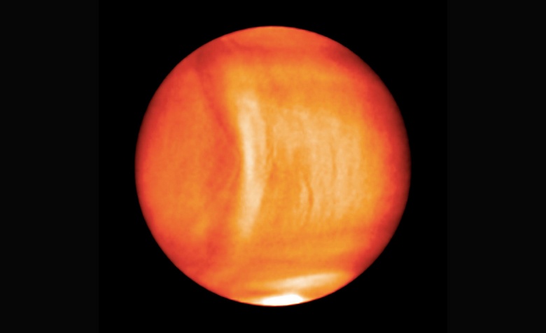 Obří objekt neuvěřitelného tvaru je opraven blízko Slunce.