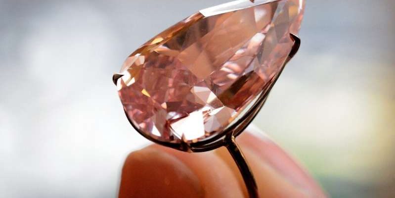 Čas na nákup diamantů: uzavírá se největší světový důl na růžové diamanty 