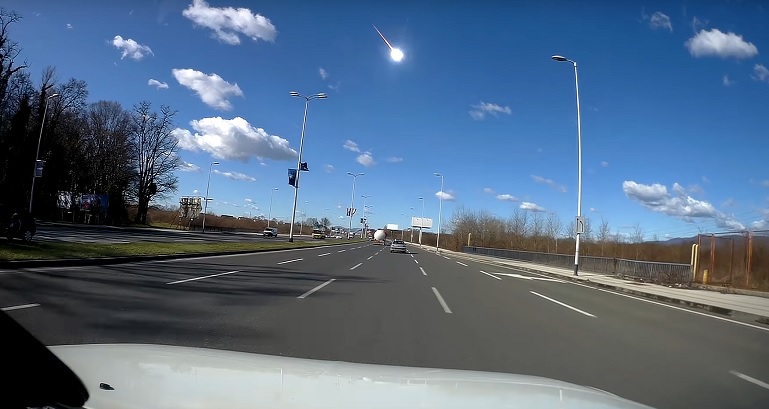 Výbuch meteoritu nad Chorvatskem zaznamenal DVR automobilu (VIDEO)