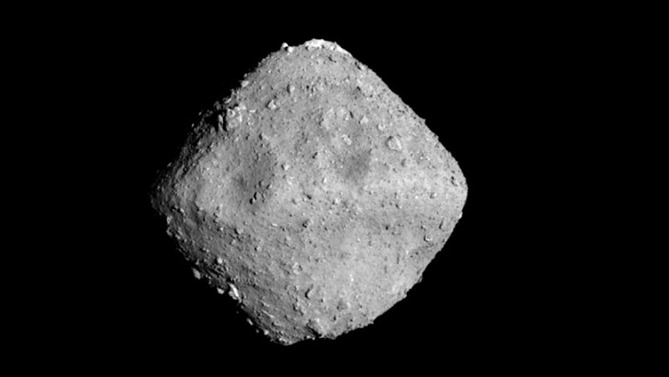 Japonští roboti fotografovali záhadný objekt na asteroidu Ryugu