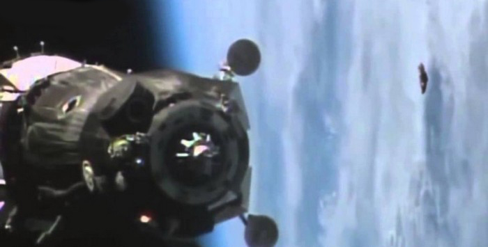 Stále nás sledují mimozemšťané.