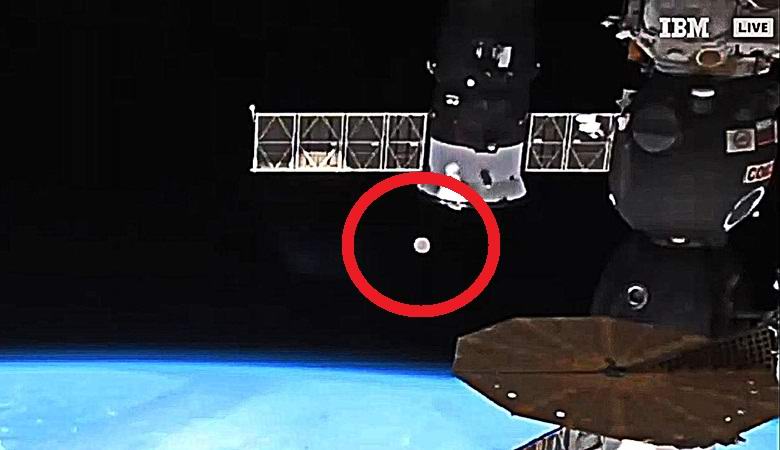 Byl zaznamenán obrovský UFO létající kolem Země.