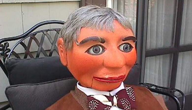 Tajemná panenka oficiálně podezřelá z vraždy