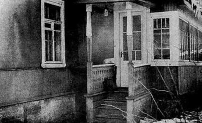 Tajemné fotografie se zlými duchy rozbíjející okna