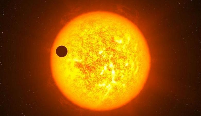 Tajemný vesmírný objekt prolétl sluncem