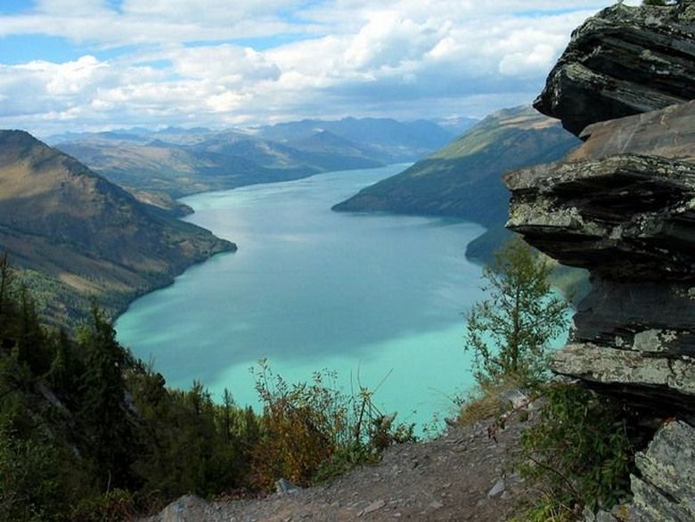 Tajemné stvoření plovoucí v jezeře v Číně, spadlo do objektivu fotoaparátu