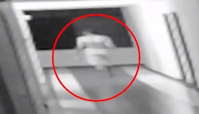 Tajemné video: od osoby přicházející k oknu zbývá jen stín.