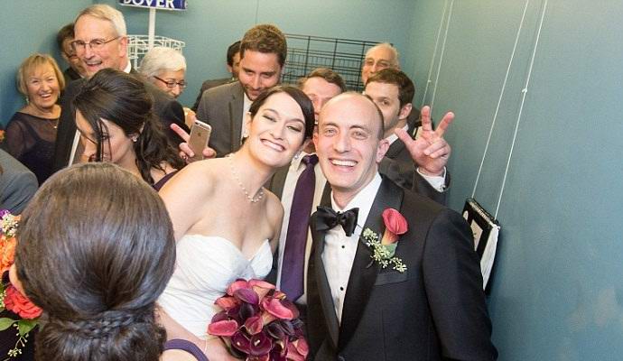 Milenci uvíznutí ve výtahu se tam vzali.