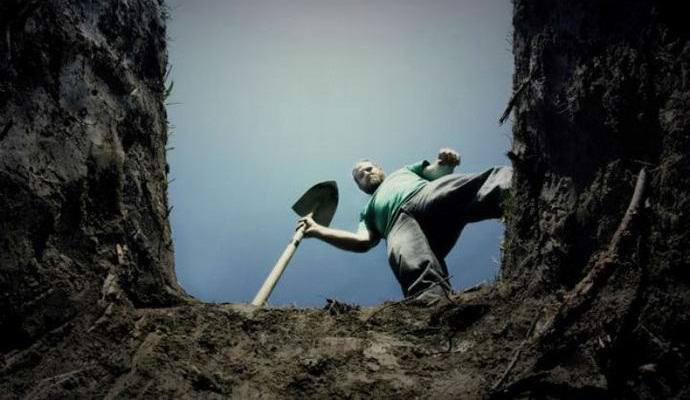 Pohřbený hrdý Američan byl zachráněn jeho hrdlem.