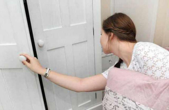 Žena trpí vzácnou fobií strachu ze skříní
