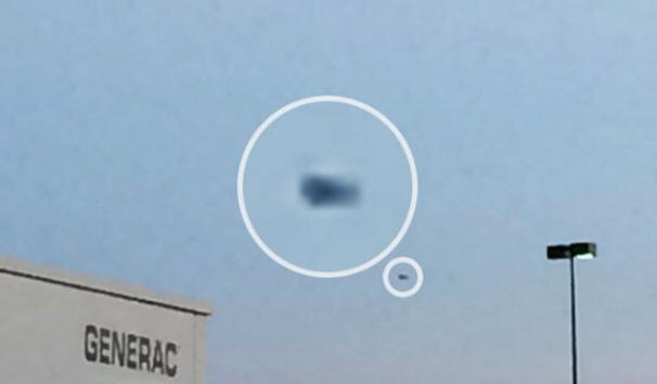 Obyvatel Spojených států fotografoval černé UFO
