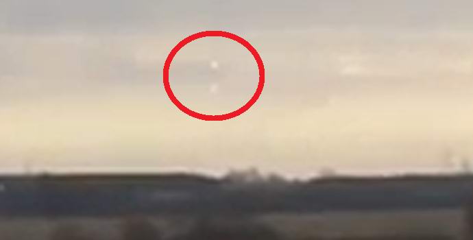 Obyvatelé ukrajinské vesnice si všimli dvou UFO na obloze