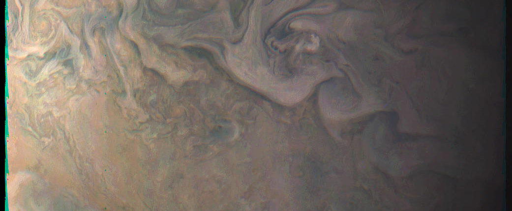 Juno Probe zachycuje Jupiterovu malou červenou skvrnu zblízka 